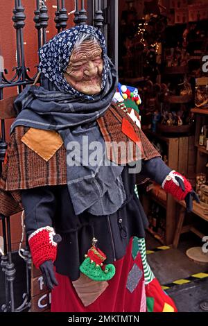 Eine Marionette, die die Befana (italienische Folklore) darstellt Stockfoto