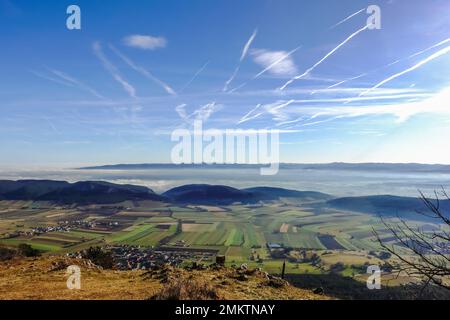 Wundervolle Aussicht auf dichten Nebel am Horizont mit blauem Himmel und Sonnenschein von einem Berg Stockfoto