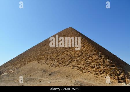 Die rote Nordpyramide von Dahshur von König Sneferu, benannt nach dem rostigen rötlichen Farbton ihrer roten Kalksteine, auch Fledermauspyramide genannt, enthält sie Stockfoto