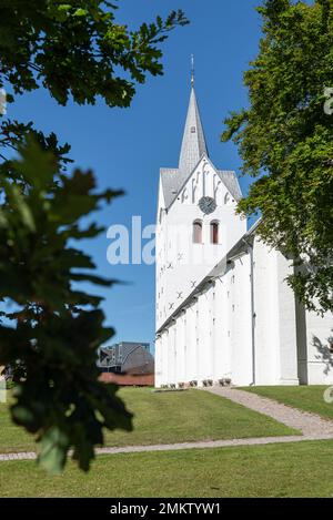 Die weiße Kathedrale von Thisted scheint hell vor einem blauen wolkenlosen Himmel in der Morgensonne Jütland, Dänemark Stockfoto