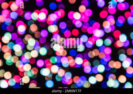 Mehrfarbige Kreise von Glühbirnen Girlanden mit Bokeh-Effekt auf schwarzem Hintergrund Stockfoto