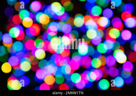Farbenfrohes Bokeh aus Lichtkreisen auf schwarzem Hintergrund Stockfoto