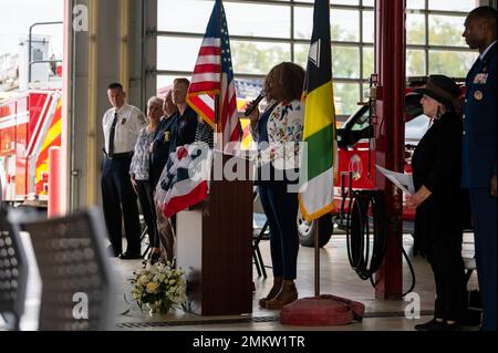 Keisha Gwin, pensionierter technischer Sergeant der United States Air Force, singt America the Beautiful bei der jährlichen Erinnerungszeremonie 11. auf dem Memorial Walkway vom 11. September in Southern Illinois, Belleville, Illinois, 11. September 2022. Der Weg ist ein Denkmal für die fast 3.000 Opfer, die bei dem Terroranschlag vom 11. September 2001 ums Leben kamen. Stockfoto