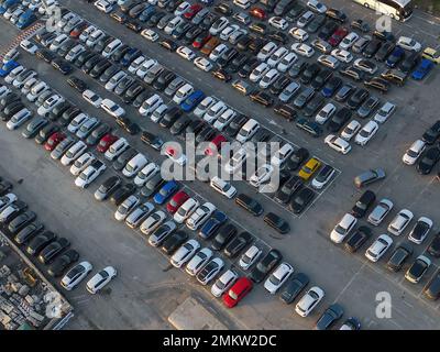 Luftaufnahme über riesige Parkplätze im Freien mit vielen Autos und Fahrzeugen in Genua, Italien Stockfoto