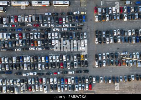 Luftaufnahme über riesige Parkplätze im Freien mit vielen Autos und Fahrzeugen in Genua, Italien Stockfoto