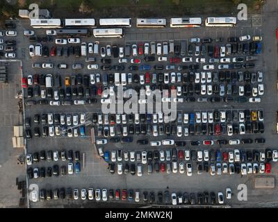 Luftaufnahme über riesige Parkplätze im Freien mit vielen Autos und Fahrzeugen in Genua, Italien Stockfoto