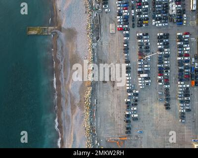 Luftaufnahme über riesige Parkplätze im Freien mit vielen Autos und Fahrzeugen in Genua, Italien Stockfoto