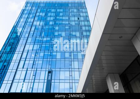Gläsernes Bürogebäude von außen am Himmel Stockfoto