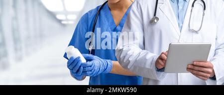 Medizinisches Personal in der modernen Klinik, abgeschnitten Stockfoto