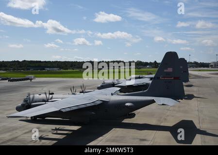 Drei C-130 Hercules vom 165. Airlift Wing beginnen vor dem Flug Motorprüfungen auf der Fluglinie in Savannah, Georgia, 11. September 2022. Der 165. AW hat vor kurzem die zweite Phase des Modernisierungsprozesses abgeschlossen, in der der C-130s von vier-Blatt-Propellern auf acht-Blatt-Propeller umgestellt wurde. Die achtblätterigen Propeller werden mehr Leistung und Effizienz liefern und gleichzeitig den Wartungsaufwand reduzieren. Stockfoto