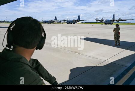 Drei C-130H-Flugzeuge des 165.-Luftlift-Flügels, Georgia Air National Guard, nehmen an einem Elefantenspaziergang Teil, um vor dem Start am 11. September 2022 in Savannah, Georgia, die Kraft und die neuen Modifikationen des Flugzeugs zu präsentieren. Die Wartungs- und Einsatzgruppen des Flügels zeigten ihre Effizienz und Kraft, indem sie vor dem Start einen Start mit 6 Schiffen und ein Taxi synchronisierten. Stockfoto