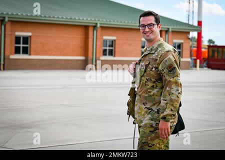 Georgia Air National Guardsman, Tech. Sergeant Dan MacPherson, Flugingenieur des 165. Airlift Wing, Georgia Air National Guard, verlässt die Fluglinie am 11. September 2022 in Savannah, Georgia, nach einer großen Formation Sortie. In den letzten 18 Monaten wurde die gesamte AW-Flotte von C-130H-Flugzeugen aus dem Jahr 165. mit NP-2000-Propellern mit acht Klingen und T-56 3,5-Motoren modernisiert. Der Flügel zeigte die Modernisierung während einer 6-Schiff-Syrchronisierung und Flug. Stockfoto