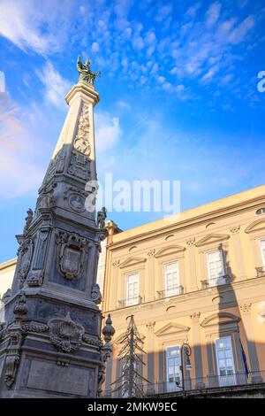 Blick auf die Piazza San Domenico Maggiore, einer der wichtigsten Plätze im historischen Zentrum von Neapel. Stockfoto