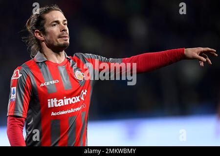 Cremona, Italien. 28. Januar 2023 Michele Castagnetti von US Cremonese Gesten während des Fußballspiels der Serie A zwischen US Cremonese und dem FC Internazionale. Kredit: Nicolò Campo/Alamy Live News Stockfoto