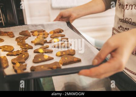 Nahaufnahme von Weihnachtsgebäck, Lebkeksen, frisch gebackenen traditionellen Weihnachtsgebäck und Neujahrsgebäck auf weißem Papier. Stockfoto