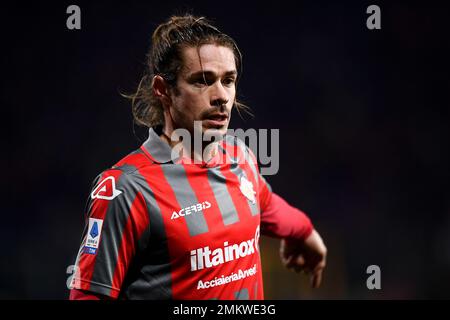 Cremona, Italien. 28. Januar 2023 Michele Castagnetti von US Cremonese Gesten während des Fußballspiels der Serie A zwischen US Cremonese und dem FC Internazionale. Kredit: Nicolò Campo/Alamy Live News Stockfoto