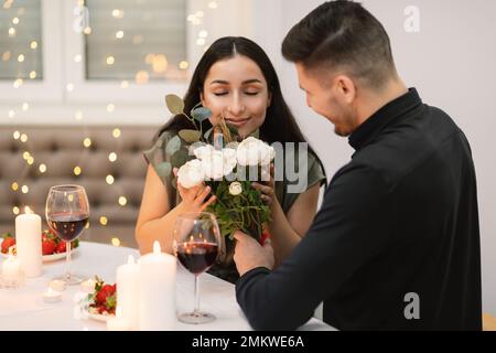 Wunderschönes, junges Paar, das den Valentinstag im Restaurant feiert Stockfoto