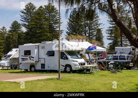 Wohnmobil und australische Flagge auf dem Campingplatz in Sydney in North Narrabeen, Sydney, NSW, Australien Sommer 2023 Stockfoto