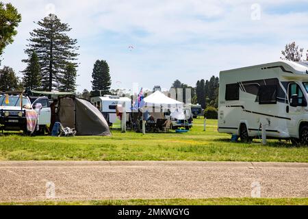 Australische Nationalflagge auf einem Campingplatz in Sydney für Wohnmobile und Zelte, Narrabeen, NSW, Australien Sommer 2023 Stockfoto