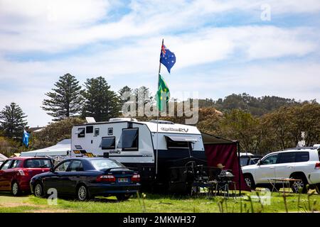 Australische Nationalflagge auf einem Campingplatz in Sydney für Wohnmobile und Zelte, Narrabeen, NSW, Australien Sommer 2023 Stockfoto