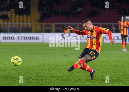 LECCE, ITALIEN - JANUAR 27: Gabriel Strefezza von US Lecce in Aktion während des Spiels der Serie A zwischen US Lecce und US Salernitana im Stadio Via del Mar Stockfoto