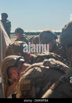 Mitglieder des 137. Special Operations Wing (SOW) Mission Sustainment Teams bauen während der Bodenausbildung am 11. August 2022 einen Unterschlupf im Alpena Combat Readiness Training Center, Michigan. Die 137. SOW Airmen unterstützten Northern Strike 22-2, die größte vom National Guard Bureau gesponserte Militärübung, die die Bereitschaft der gemeinsamen und Reservetruppe validieren und die gemeinsame Integration in das Agile Combat Employment-Konzept demonstrieren sollte. Stockfoto