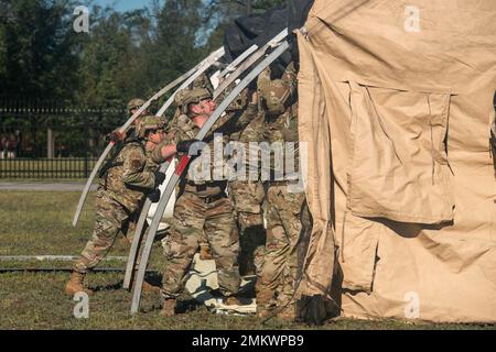 Mitglieder des 137. Special Operations Wing (SOW) Mission Sustainment Teams bauen während der Bodenausbildung am 11. August 2022 einen Unterschlupf im Alpena Combat Readiness Training Center, Michigan. Die 137. SOW Airmen unterstützten Northern Strike 22-2, die größte vom National Guard Bureau gesponserte Militärübung, die die Bereitschaft der gemeinsamen und Reservetruppe validieren und die gemeinsame Integration in das Agile Combat Employment-Konzept demonstrieren sollte. Stockfoto