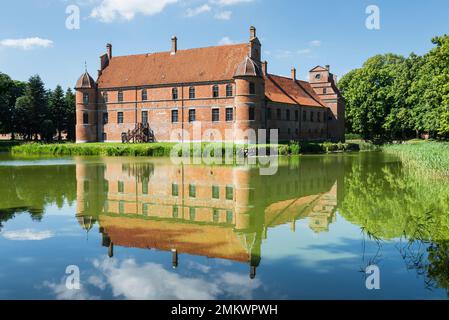 Dänemark, Jütland, Djursland: Die Renaissancefassade des Schlosses Rosenholm spiegelt sich im Sommer im Wasser eines Teiches wider Stockfoto