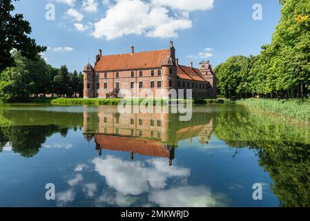 Dänemark, Jütland, Djursland: Die Renaissancefassade des Schlosses Rosenholm spiegelt sich im Sommer im Wasser eines Teiches wider Stockfoto