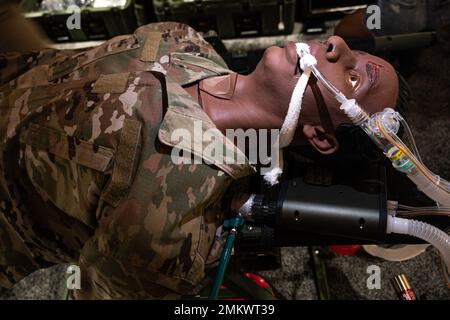 Eine lebensechte Kampfansagepuppe sitzt auf dem Display innerhalb der USAMMDA (US Army Medical Maternel Development Activity) Warfighter Deployed Medical Systems (WDMS) Project Management Office Ausstellung, eine Battalion Aid Station, auf dem Military Health System Research Symposium in Kissimmee, Florida, 12. September 2022. Als führender Entwickler von erstklassigen militärischen medizinischen Fähigkeiten ist USAMMDA für die Entwicklung und Lieferung kritischer Medikamente, Impfstoffe, Biologika, Geräte und medizinischer Hilfsgeräte verantwortlich, um das Leben von Kriegskämpfern auf der ganzen Welt zu schützen und zu erhalten. Stockfoto