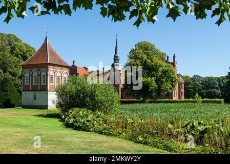 Dänemark, Jütland, Djursland: Der Pirkentavl-Pavillon im Schlosspark vor der barocken Backsteinfassade des Schlosses Rosenholm Stockfoto