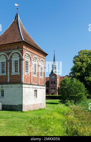 Dänemark, Jütland, Djursland: Der Pirkentavl-Pavillon im Schlosspark vor der barocken Backsteinfassade des Schlosses Rosenholm Stockfoto