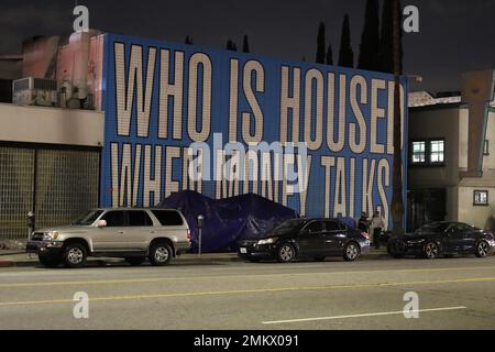 Hollywood, Kalifornien, USA. 28. Januar 2023. Ein Schild mit der Aufschrift "Wer wird untergebracht, wenn Geld spricht" auf einer Straße in Hollywood. (Kreditbild: © Amy Katz/ZUMA Press Wire) NUR REDAKTIONELLE VERWENDUNG! Nicht für den kommerziellen GEBRAUCH! Stockfoto