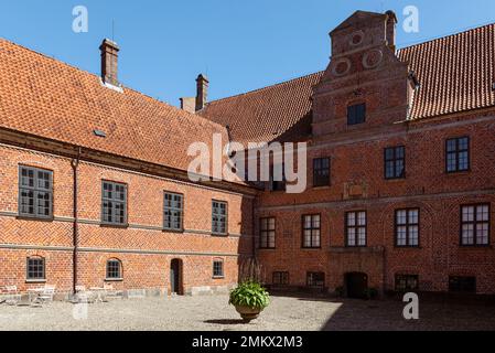 Rote Backsteinfassade aus der Renaissance im Innenhof von Schloss Rosenholm, Jütland, Dänemark Stockfoto
