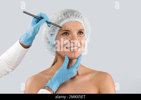Porträt einer hübschen Frau mittleren Alters, die eine medizinische Mütze trägt Stockfoto