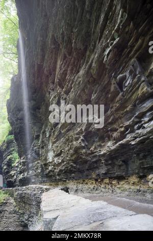 Wasser fließt über den Wanderweg durch die Schlucht Stockfoto