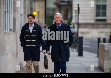 London, England, Großbritannien. 29. Januar 2023. Michel BARNIER, ehemaliger Leiter der Task Force für die Beziehungen zum Vereinigten Königreich, Minister für Europa und Auswärtige Angelegenheiten Frankreichs, wird bei der Ankunft in der BBC gesehen, bevor er am Sonntag mit der Laura Kuenssberg Show auftaucht. (Kreditbild: © Tayfun Salci/ZUMA Press Wire) NUR REDAKTIONELLE VERWENDUNG! Nicht für den kommerziellen GEBRAUCH! Kredit: ZUMA Press, Inc./Alamy Live News Stockfoto