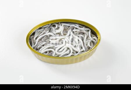 Aufnahmen aus einem hohen Winkel aus einer köstlichen Dose Aale mit Konserven auf weißem Hintergrund Stockfoto