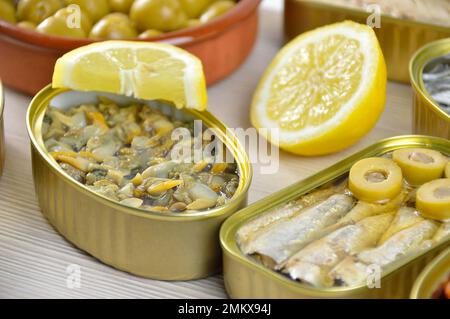 Auswahl an Dosen mit verschiedenen Arten von Fisch und Meeresfrüchten Stockfoto