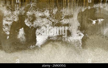 Regenwasser tritt auf dem Dach aus und verursacht Schäden Stockfoto