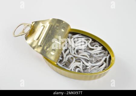 Aufnahmen aus einem hohen Winkel aus einer köstlichen Dose Aale mit Konserven auf weißem Hintergrund Stockfoto