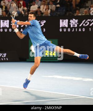 Melbourne, Australien. 29. Januar 2023. Tennis: Grand Slam - Australian Open, Herren, Einzel, Finale, Tsitsipas (Griechenland) - Djokovic (Serbien). Novak Djokovic ist in Aktion. Kredit: Frank Molter/Alamy Live News Stockfoto