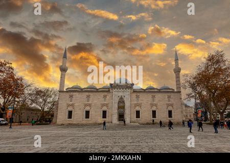 Istanbul, Türkei - 3. Dezember 2022: Beyazit-Moschee - osmanische Kaisermoschee aus dem 16. Jahrhundert vom Beyazıt-Platz (Freiheitsplatz) aus gesehen. Stockfoto