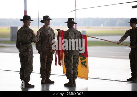 Das Kommando-Team der 1. Luftkavallerie-Brigade (von links nach rechts), Oberst Timothy Jaeger, Oberbefehlshaber 5 Scott Durrer, und Kommandoleiter Major Tyrone Murphy bereiten sich auf die Farben der Brigade vor und signalisieren damit den Abschluss der Brigademission in Europa. Foto von der US Army SPC. William R. Thompson. Stockfoto