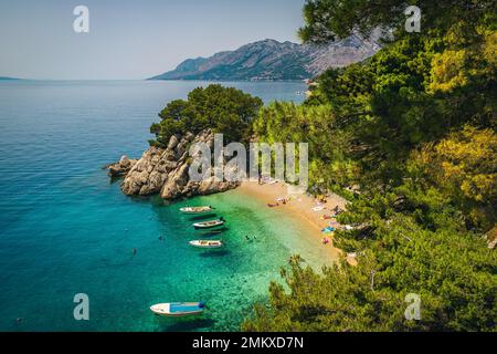 Majestätischer Strand und wunderschöne Uferpromenade mit verankerten Booten, Brela, Dalmatien, Kroatien, Europa Stockfoto