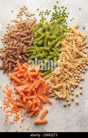 Eine Auswahl an Fusilli-Pasta aus verschiedenen Arten von Hülsenfrüchten, grünen und roten Linsen, Mungbohnen und Kichererbsen. Glutenfreie Pasta. Stockfoto