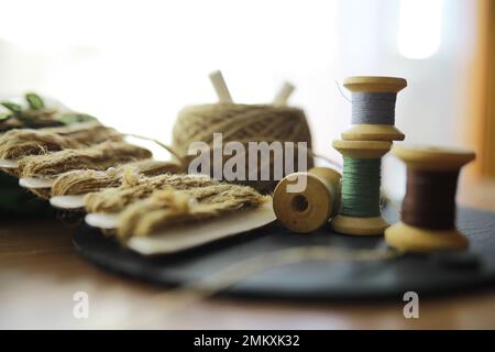 Alte Schere, Faden, Zentimeter- und Schneiderkreide, flach liegend, Nähkonzept Stockfoto