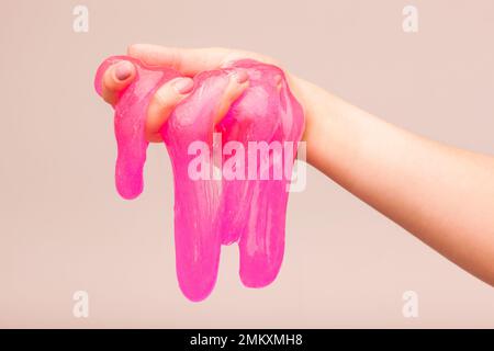 Ein Spielzeug für Kinder Schleim und Flüssigkeit fließt auf der Hand Stockfoto