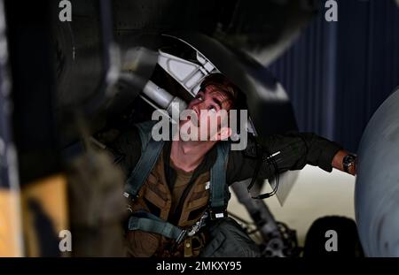 U.S. Air Force 1. 13 LT. Seth Padget, 80. 2022 Jagdgeschwader Pilot, führt während einer Trainingsveranstaltung auf dem Kunstan Air Base, Republik Korea, eine Flugvorkontrolle auf einer F-16 Fighting Falcon durch. Durch Sichtprüfungen und Doppelprüfungen, die sicherstellen, dass ein Flugzeug sicher fliegen kann, wird der Gesamtzustand vor dem Flug bestimmt. Stockfoto