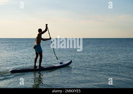 Ein Junge schwimmt auf einem trottel Stockfoto